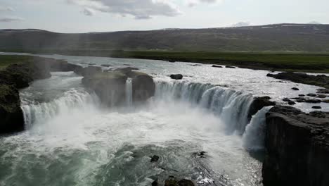 Luftaufnahme-Vom-Godafoss-Wasserfall-Im-Nordurland-Eystra-In-Island-Im-Sommer,-Auch-Bekannt-Als-Wasserfall-Der-Götter