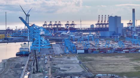 Das-Weltweit-Fortschrittlichste-Vollautomatische-Terminal,-Das-Für-Die-Abfertigung-Der-Größten-Containerschiffe-Der-Zukunft-Ausgestattet-Ist
