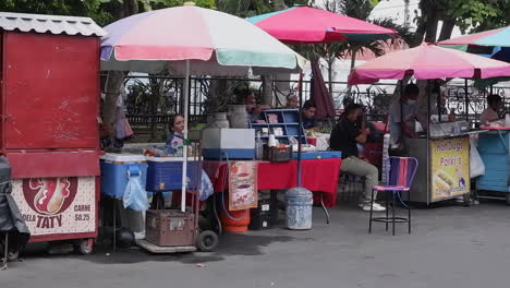 Pan-A-Través-De-Carritos-De-Comida-Callejera-En-La-Plaza-De-La-Ciudad-De-Santa-Ana,-El-Salvador.