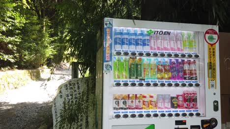Verkaufsautomat-Für-Erfrischungsgetränke-Im-Wald-Von-Kyoto,-Japan