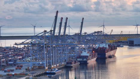 Prächtiges-Rotterdamer-Welttor-Mit-Festgemachten-Schiffen,-Die-Waren-An-Land-Transportieren