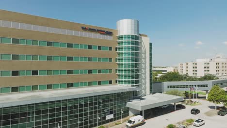 Una-Vista-Aérea-Del-Lago-Claro-Del-Hospital-Cardíaco-De-Atención-Médica-Hca-Houston-En-Un-Día-Claro-Y-Soleado-En-Webster,-Texas