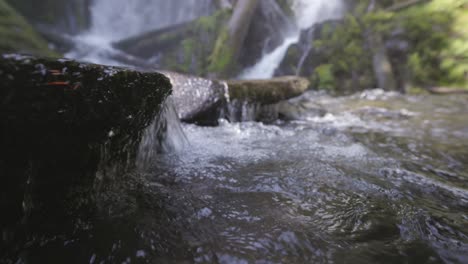 Hermosa-Cascada-En-Las-Cascadas-Del-Sur-De-Oregon-Enmarcadas-Por-Musgo-Verde-Y-Vegetación,-Cataratas-Del-Arroyo-Nacional