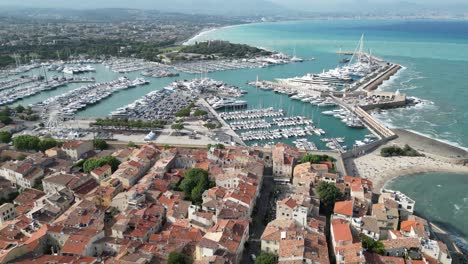 Zurückziehen-Der-Drohne-Aus-Der-Luft,-Rückwärtsgang,-Enthüllung-Der-Küstenstadt-Antibes-In-Frankreich