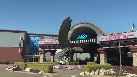 Seven-Feathers-Casino-Eingang,-Nahaufnahme-Der-Adlerstatue