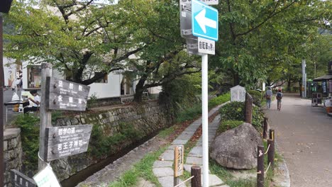 Toma-Panorámica-De-Kioto-Del-Camino-Del-Filósofo,-Verde-Y-Famoso-Destino-Turístico-De-Kioto,-Japón