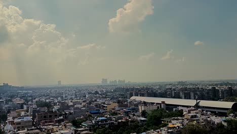 Dramatischer-Drohnenblick-Auf-Den-Himmel,-Delhi,-Indien