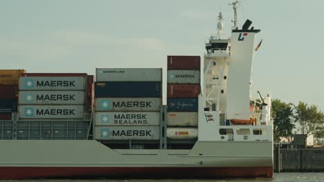 Primer-Plano-De-Un-Portacontenedores-Pasando-Con-Contenedores-De-Maersk-Cargados