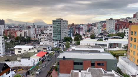 Quito-Panorama-Der-Pulsierenden-Stadt-In-Ecuador-Bei-Majestätischem-Sonnenuntergang