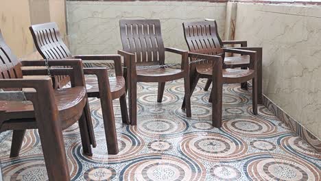 Stühle-Auf-Dem-Rasen,-Auf-Der-Terrasse-Oder-Im-Café,-Während-Es-Regnet,-Mit-Einer-Eisenkette-Festgebunden