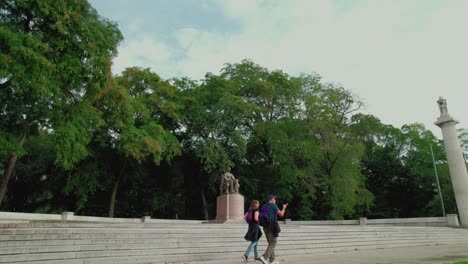 Touristen-Besichtigen-Das-Abraham-Lincoln-Monument-In-Der-Innenstadt-Von-Chicago,-Illinois