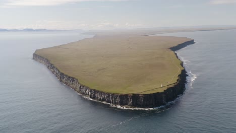 Vista-Aérea-De-La-Hermosa-Península-De-Langanes-Con-Un-Paisaje-Verde-Y-Acantilados-Rodeados-De-Océano-En-Islandia