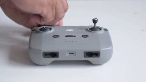 Demonstration-Der-Schritte-Zum-Anbringen-Von-Hebeln-An-Den-Joysticks-Des-DJI-Controllers