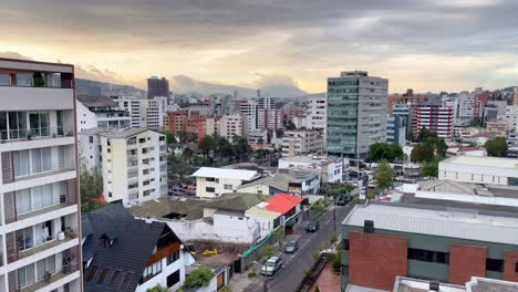 Espectacular-Cielo-Sobre-El-Horizonte-De-La-Ciudad-De-Quito-En-Los-Andes-Del-Ecuador