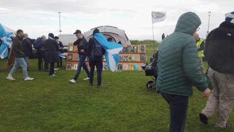 Personas-En-Una-Manifestación-A-Favor-De-La-Independencia-En-Ayr,-Escocia