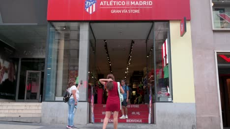 Kunden-Und-Vereinsfans-Werden-Beim-Spanischen-Profifußballverein-Atletico-De-Madrid,-Allgemein-Bekannt-Als-Atleti,-Dem-Offiziellen-Markenshop-In-Madrid,-Spanien,-Gesehen