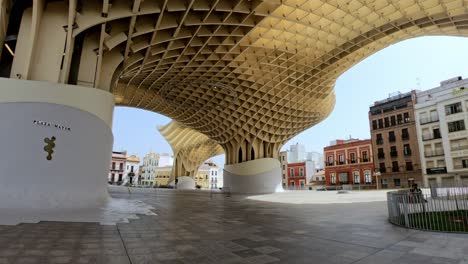 Vídeo-4k-De-Setas-De-Sevilla-También-Conocida-Como-Metropol-Parasol,-Una-Gran-Estructura-De-Madera-Ubicada-En-La-Plaza-De-La-Encarnación-En-El-Casco-Antiguo-De-Sevilla