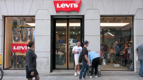 Se-Ven-Compradores-Y-Peatones-Frente-A-La-Marca-De-La-Multinacional-Estadounidense-De-Ropa,-Levi&#39;s-Store.