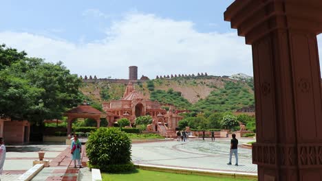 Künstlerischer-Jain-Tempel-Aus-Rotem-Stein-Am-Morgen-Aus-Einem-Einzigartigen-Blickwinkel.-Das-Video-Wurde-Am-19.-August-2023-In-Shri-Digamber-Jain-Gyanoday-Tirth-Kshetra,-Nareli-Jain-Mandir,-Ajmer,-Rajasthan,-Indien-Aufgenommen.