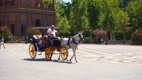 Vídeo-De-4k-De-Turistas-Montando-Caballos-Y-Carruajes-Mientras-Visitan-La-Plaza-De-España-En-El-Parque-De-María-Luisa,-Sur-De-España