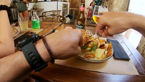 Vídeo-4k-Pov-Comiendo-Una-Hamburguesa-Con-Una-Cerveza-Estrella-Galicia-En-Una-Cafetería-De-Sevilla