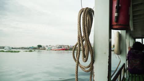 Cuerda-Para-Colgar-Sin-Usar-Al-Costado-De-Un-Barco-En-Movimiento,-Estática