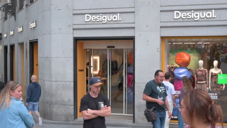 Los-Peatones-Y-Compradores-Pasan-Por-La-Tienda-De-Ropa-Española-Desigual-En-España