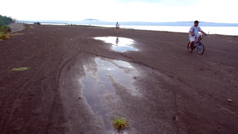 Espacio-Al-Aire-Libre-Con-Gente-Haciendo-Ejercicio-Con-El-Océano-Y-La-Montaña-Al-Fondo