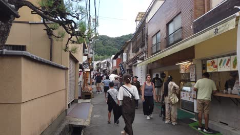 Los-Turistas-Caminan-En-La-Carretera-Japonesa-Ginkakuji-Kyoto-En-Verano,-El-Camino-Del-Filósofo-Kyoto