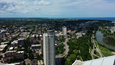 Vista-Aérea-Sobre-Edificios-Altos-En-Milwaukee,-Soleado-Día-De-Verano-En-Estados-Unidos