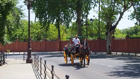 Vídeo-De-4k-De-Turistas-Montando-Caballos-Y-Carruajes-Mientras-Visitan-La-Plaza-De-España-En-El-Parque-De-María-Luisa,-Sur-De-España