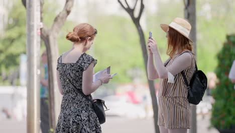 Turistas-Femeninas-Disfrutando-De-Madrid-En-Una-Escena-A-Cámara-Lenta