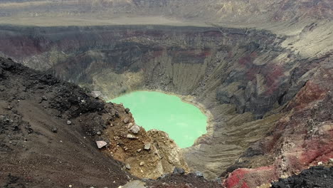 Vista-Estática-Del-Lago-Del-Cráter-Verde-En-La-Profunda-Caldera-Del-Volcán-Santa-Ana