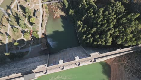 Represa-Hidroeléctrica-Que-Libera-Agua-Para-Generación-De-Energía-Renovable.