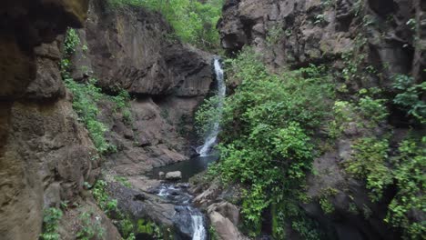 Die-Sich-Zurückziehende-Waldantenne-Zeigt-Wasserfallbecken-In-Einer-Engen-Felsschlucht