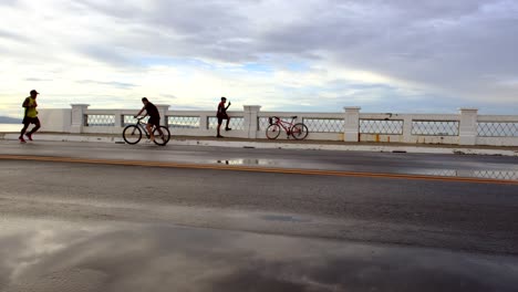 Küstenstraße-Der-Stadt-Davao-Mit-Menschen,-Die-Sport-Treiben