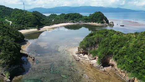 Tranquila-Playa-Y-Laguna-En-Virac,-Catanduanes,-Filipinas---Toma-Aérea-De-Drones
