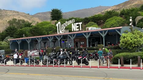 La-Red-De-Neptuno-En-La-Autopista-De-La-Costa-Del-Pacífico-En-Malibú-Es-Un-Popular-Lugar-De-Reunión-De-Mariscos-Para-Ciclistas.