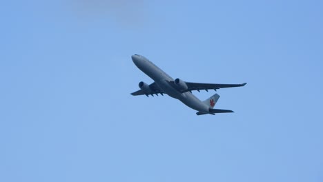 Air-Canada-Airbus-Ascendiendo-Contra-El-Cielo-Nublado-Durante-El-Día-En-Ontario,-Canadá
