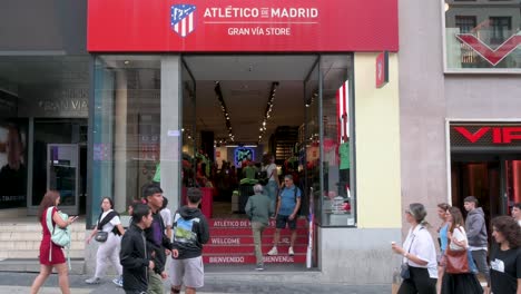 Los-Compradores-Y-Los-Fanáticos-Del-Club-Son-Vistos-En-El-Equipo-Español-De-Fútbol-Profesional-Atlético-De-Madrid,-Comúnmente-Conocido-Como-Atleti,-La-Tienda-Oficial-De-La-Marca-En-Madrid,-España.