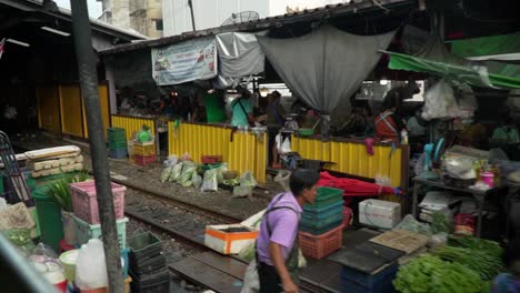 POV-De-Un-Pasajero-De-Tren-Mirando-A-La-Gente-Por-La-Ventana-Mientras-Se-Mueve-Por-El-Mercado,-Estático