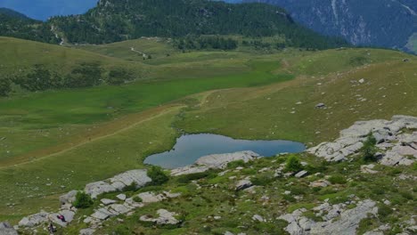 Hermoso-Paisaje-Alpino-De-Verano-Con-Lago-En-Campagneda-En-Valmalenco-De-La-Región-De-Valtellina-En-Italia