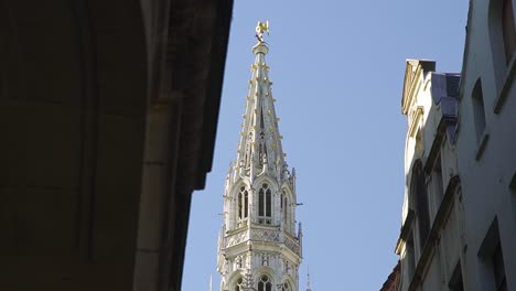 Beautiful-tower-of-the-town-hall-in-the-city-center-of-Brussels-with-a-clear-blue-sky