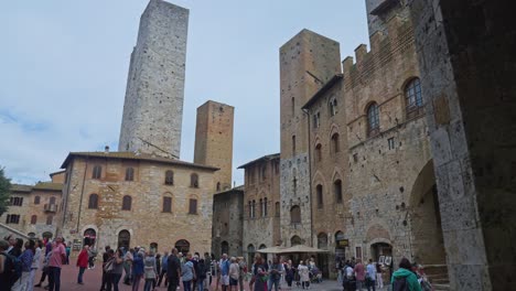 Crowded-Piazza-del-Duomo-In-Old-Town-Of-San-Gimignano,-Siena,-Italy
