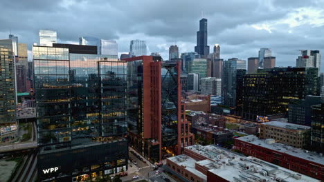 Disparo-De-Un-Dron-Alrededor-De-Edificios-Reflectantes-En-El-Mercado-De-Fulton,-La-Sombría-Chicago,-Estados-Unidos