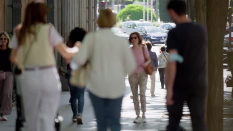 Eine-Teleaufnahme-Von-Fußgängern-Auf-Einer-Belebten-Straße-In-Einer-Europäischen-Stadt