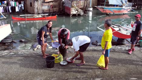 Fröhliche-Menschen,-Die-Fisch-Verkaufen-Und-Kaufen,-Mit-Den-Schwimmenden-Dörfern-Im-Hintergrund