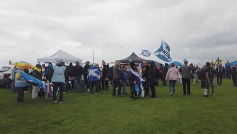 Plano-Amplio-De-Manifestantes-Yendo-A-Las-Plateas-Después-De-La-Marcha-Pro-independencia-De-Escocia-En-Ayr.