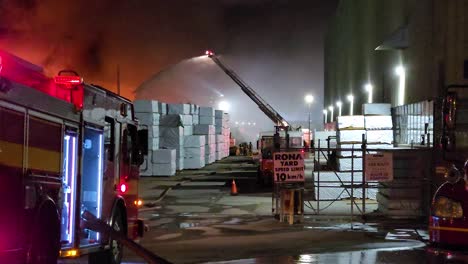 Los-Bomberos-De-Toronto-Luchan-Contra-Un-Enorme-Incendio-Nocturno:-Espectacular-Cámara-Lenta