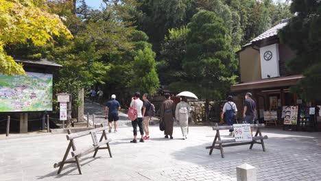 Turistas-Caminan-En-La-Entrada-Del-Santuario-Ginkaku-ji,-Ciudad-De-Kyoto-En-Verano,-Viajar-A-Japón